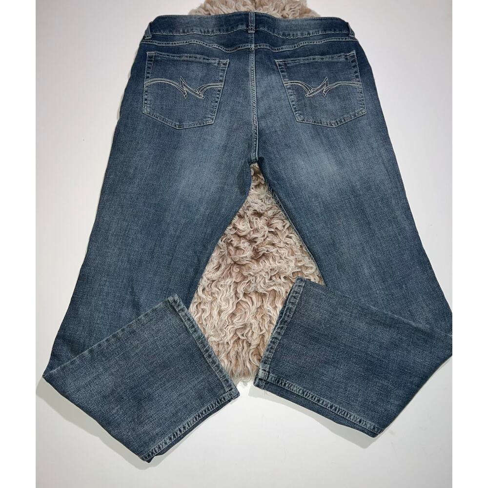 Wrangler women’s straight leg blue jeans - Picture 4 of 14